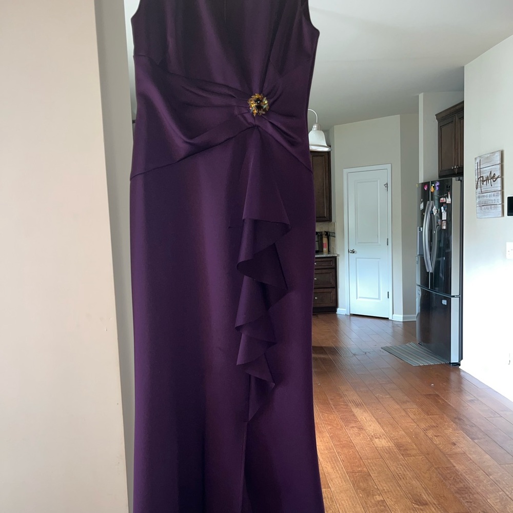 Elegant Purple Dress with Brooch - Picture 2 of 2